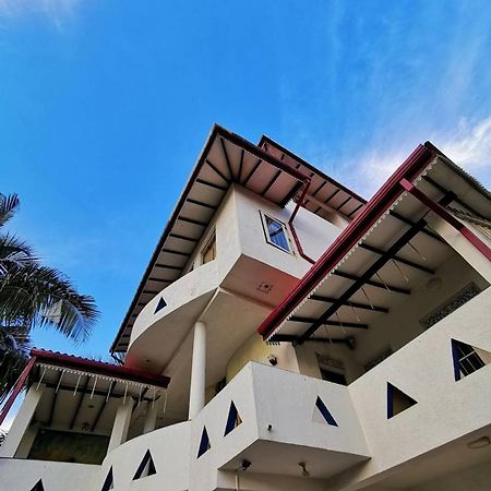 The Finz Hotell Hikkaduwa Exteriör bild