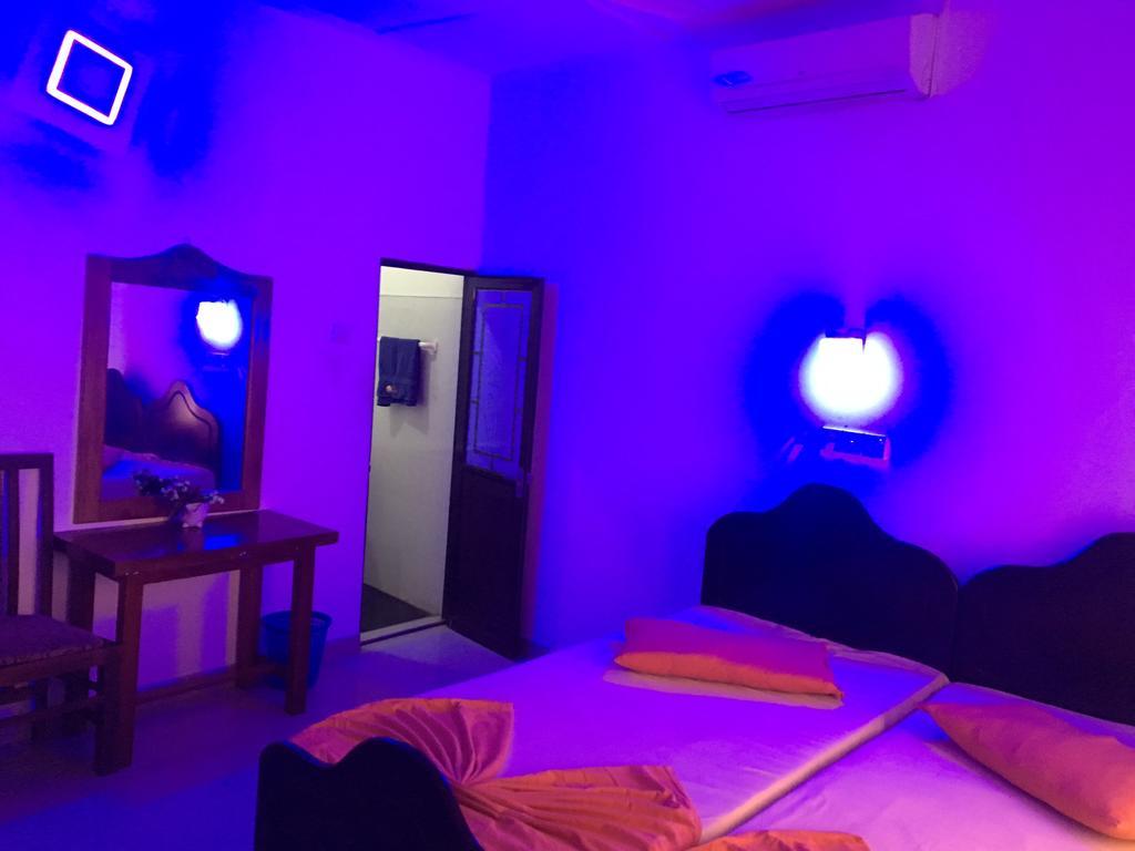 The Finz Hotell Hikkaduwa Exteriör bild