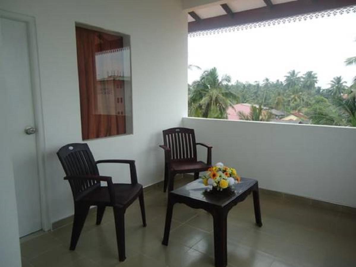 The Finz Hotell Hikkaduwa Exteriör bild