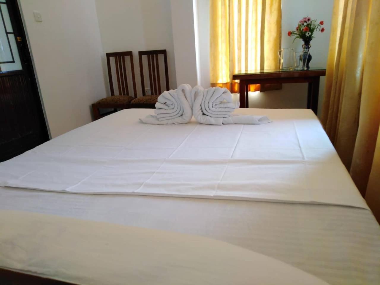 The Finz Hotell Hikkaduwa Exteriör bild